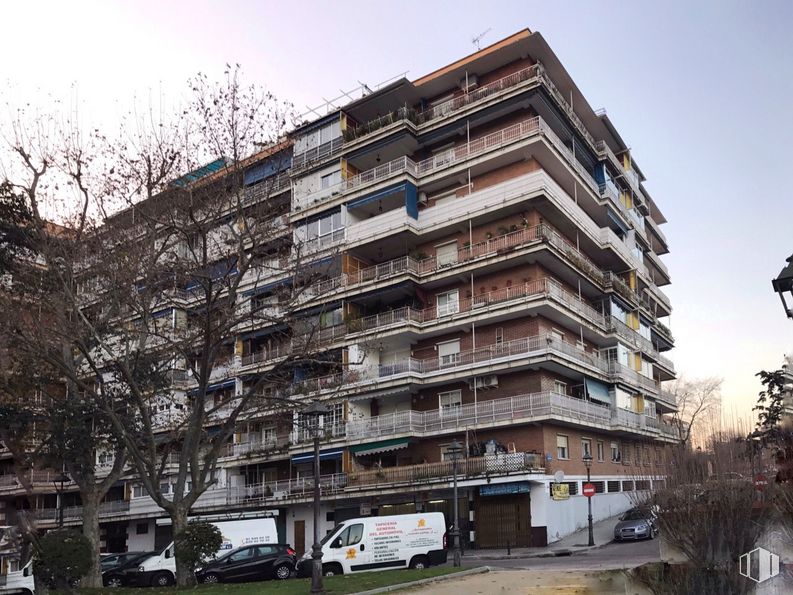 Retail for sale at Calle Burdeos, 2, Móstoles, Madrid, 28936 with van, car, building, sky, tire, plant, wheel, window, tree and tower block around