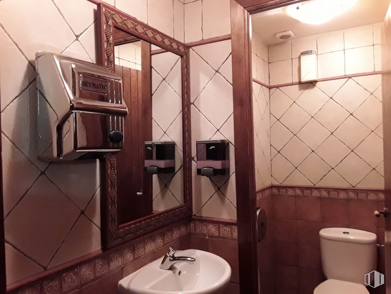 Local en venta en Calle Calderas S/N, Torrejón de Ardoz, Madrid, 28850 con inodoro, fregadero, marrón, espejo, propiedad, fotografía, accesorio de fontanería, lavabo de baño, grifo y blanco alrededor