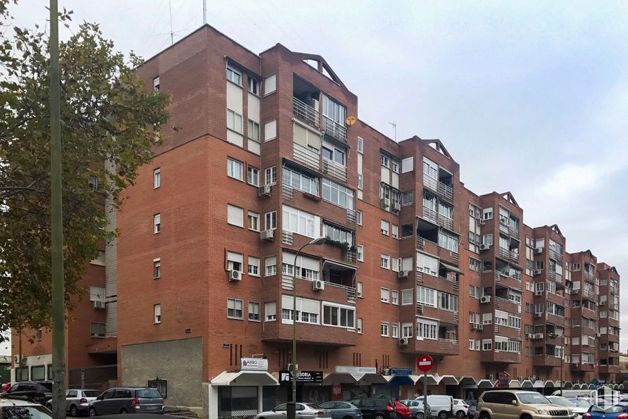 Local en venta en Calle Tribaldos, Hortaleza, Madrid, 28043 con edificio, coche, cielo, rueda, ventana, vehículo, neumático, nube, bloque de pisos y diseño urbano alrededor