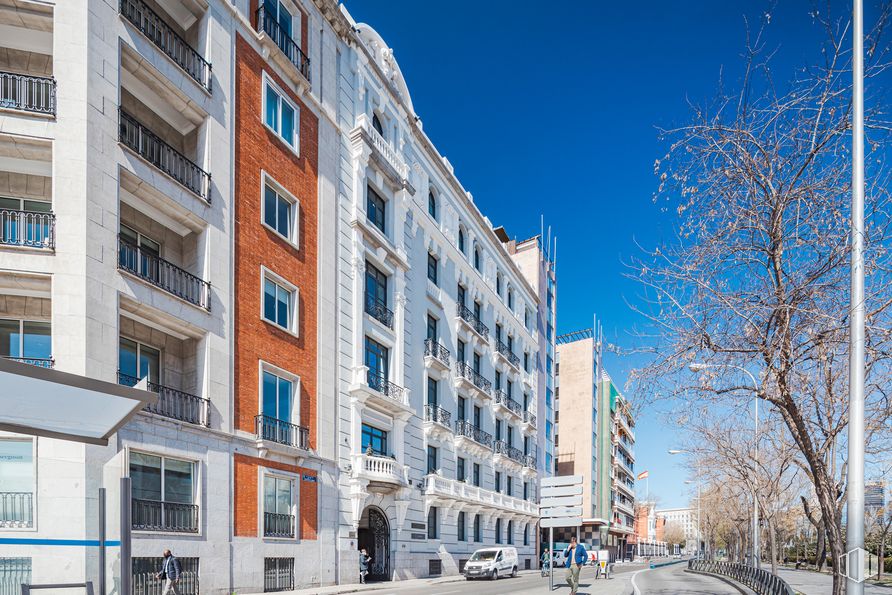 Oficina en alquiler en Paseo Castellana, 55, Chamberí, Madrid, 28046 con edificio, ventana, cielo, día, propiedad, infraestructura, azur, bloque de torre, diseño urbano y árbol alrededor