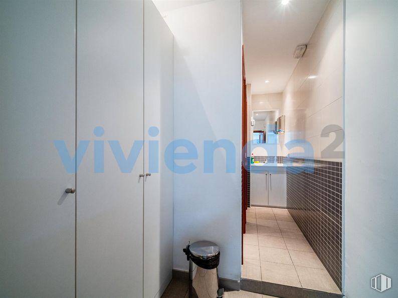 Oficina en venta en Paseo Castellana, Tetuán, Madrid, 28046 con accesorio, edificio, cuarto de baño, contenedor de basura, contención de residuos, suelo, suelos, puerta, casa y accesorios de fontanería alrededor