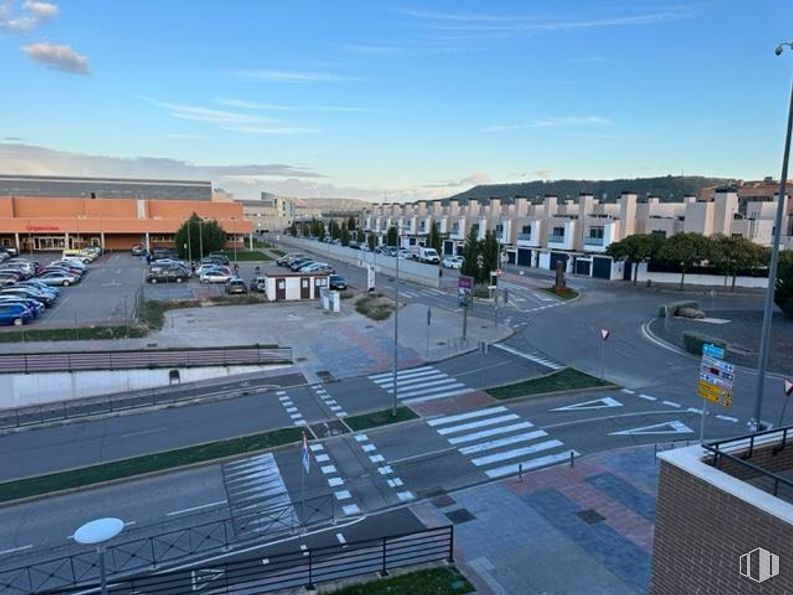 Local en alquiler en Avenida Jorge Oteiza, 5, Torrejón de Ardoz, Madrid, 28850 con edificio, cielo, nube, durante el día, superficie de la carretera, asfalto, luz de la calle, diseño urbano, vía pública y zona residencial alrededor