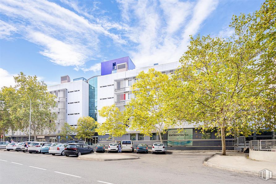 Oficina en alquiler en Calle Golfo de Salónica, 73, Ciudad Lineal, Madrid, 28033 con coche, edificio, nube, cielo, planta, vehículo, árbol, rueda, superficie de la carretera y diseño urbano alrededor