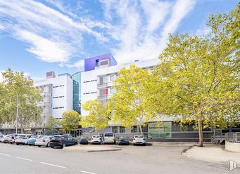 Oficina en alquiler en Calle Golfo de Salónica, 73, Ciudad Lineal, Madrid, 28033 con coche, edificio, nube, cielo, planta, vehículo, árbol, rueda, superficie de la carretera y diseño urbano alrededor