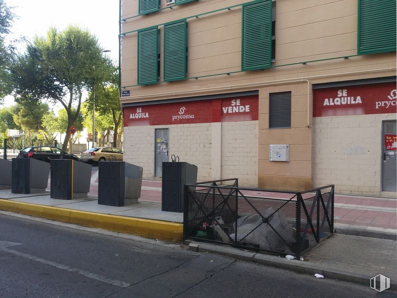 Retail for sale & for rent at Calle De La Pila, 3, Parla, Madrid, 28980 with building, window, property, road surface, asphalt, tree, sky, neighbourhood, sidewalk and plant around