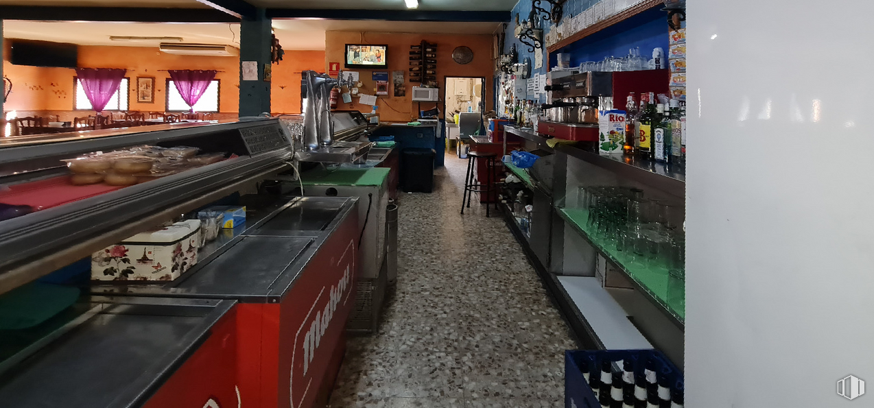 Retail for sale & for rent at Calle Lagartera, Escalona, Toledo, 45910 with food, packaged goods, cabinetry, interior design, picture frame, television, shelf, flooring, building and countertop around