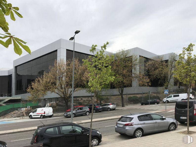 Local en alquiler y venta en Avenida Tenerife, San Sebastián de los Reyes, Madrid, 28700 con coche, edificio, rueda, neumático, luz de estacionamiento, vehículo terrestre, nube, cielo, vehículo y propiedad alrededor