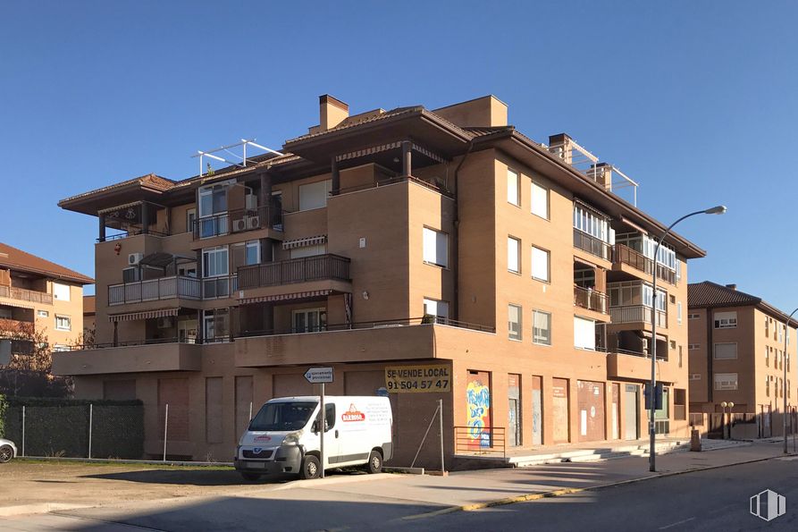 Local en alquiler en Calle Estanislao Zazo, 37, Humanes de Madrid, Madrid, 28970 con edificio, camioneta, cielo, ventana, propiedad, rueda, vehículo, coche, diseño urbano y neumático alrededor