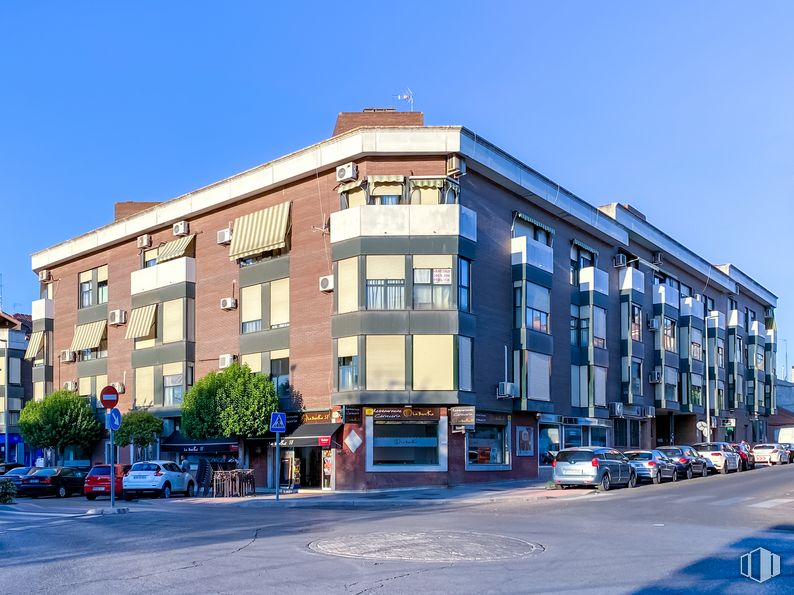 Local en alquiler en Calle Nazario Calonge, 22, San Fernando de Henares, Madrid, 28830 con edificio, cielo, ventana, rueda, coche, azul, vehículo, condominio, diseño urbano y bloque de pisos alrededor