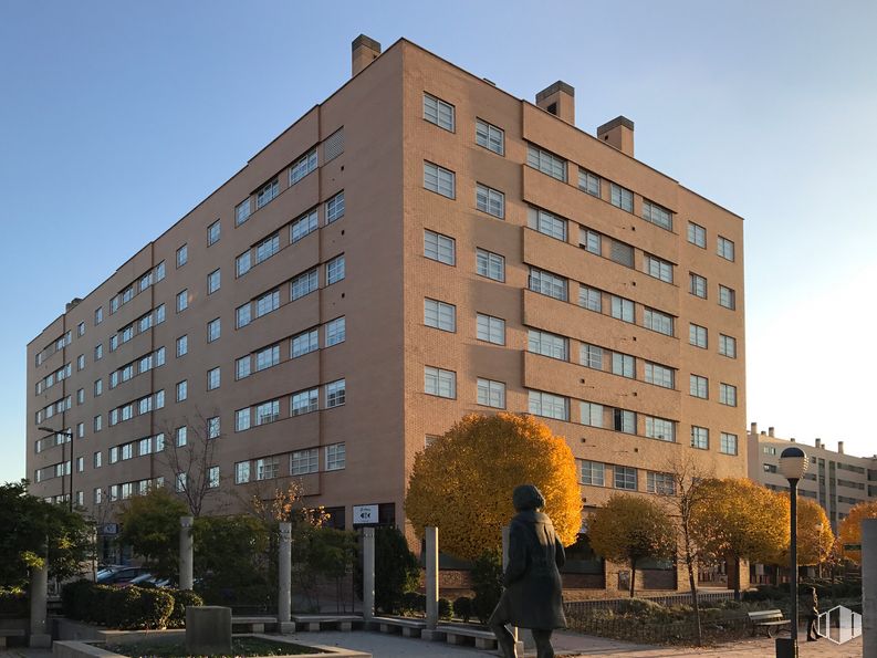 Local en alquiler y venta en Plaza Mar Egeo, 1, Coslada, Madrid, 28820 con persona, edificio, cielo, planta, ventana, árbol, bloque de torre, luz de la calle, arquitectura y diseño urbano alrededor