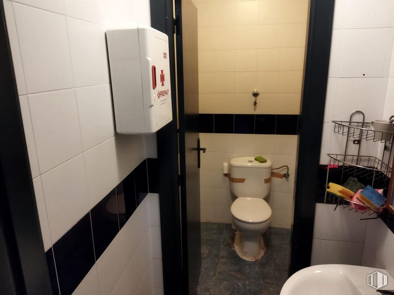 Industrial for rent at Calle Laguna Del Marquesado, Villaverde, Madrid, 28021 with toilet, property, building, bathroom, toilet seat, purple, fixture, house, flooring and floor around