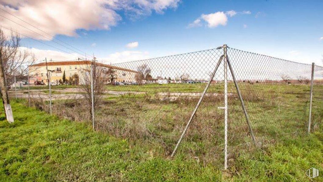 Suelo en venta en Avenida Aragón, Parcela T.3.5.402, San Blas - Canillejas, Madrid, 28022 con puente, casa, nube, cielo, planta, comunidad de plantas, árbol, cercas de alambre, lote de tierra y valla alrededor