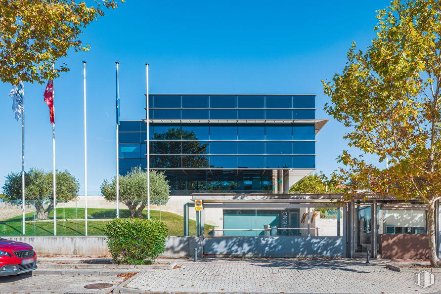 Oficina en alquiler en Edificio Adelfa, Calle José Echegaray, 20, Las Rozas de Madrid, Madrid, 28230 con coche, planta, cielo, durante el día, edificio, vehículo, ventana, arquitectura, matrícula del vehículo y árbol alrededor