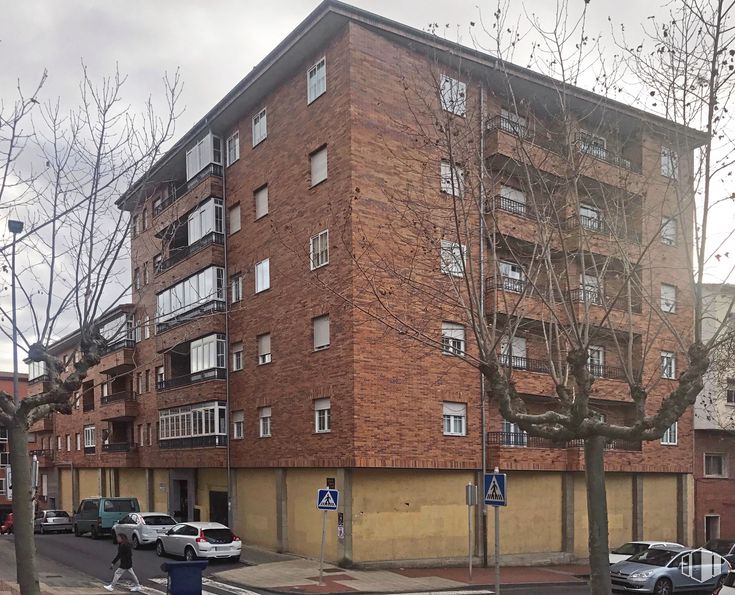 Retail for rent at Calle Capitán Peñas, 35, Ávila, 05003 with car, building, wheel, tire, window, vehicle, tree, sky, tower block and condominium around