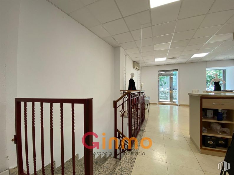 Retail for sale at Calle Diego de León, Salamanca, Madrid, 28006 with cabinetry, shelf, fixture, wood, bookcase, interior design, flooring, floor, hall and hardwood around