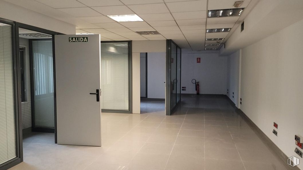 Retail for sale at Calle López de Hoyos, Ciudad Lineal, Madrid, 28016 with door, fixture, building, interior design, hall, floor, flooring, wall, ceiling and glass around