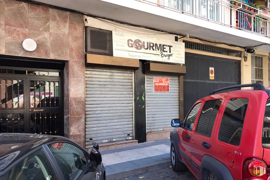 Local en venta en Centro, Arganda del Rey, Madrid, 28500 con coche, rueda, neumático, luz de estacionamiento, vehículo terrestre, vehículo, ventana, iluminación del automóvil, vehículo de motor y edificio alrededor