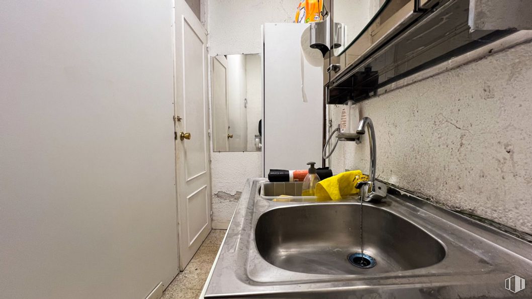 Retail for sale at Calle Nueva, Guadarrama, Madrid, 28440 with door, sink, tap, kitchen sink, plumbing fixture, household hardware, wood, building, plumbing and kitchen around