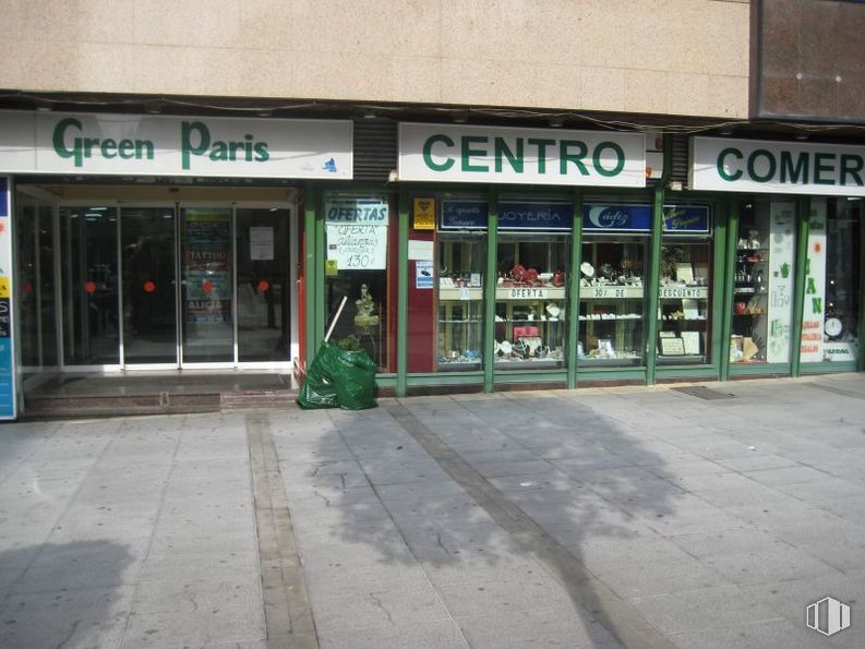 Retail for sale & for rent at Avenida Constitución, Móstoles, Madrid, 28931 with building, fixture, door, gas, facade, retail, city, font, street and mixed-use around