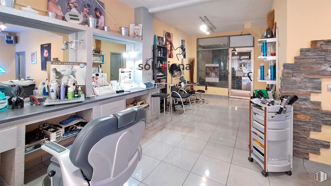 Local en alquiler en Calle Dr. Barraquer, 7, Getafe, Madrid, 28903 con silla, silla de barbero, salón de belleza, estante, apoyabrazos y silla de oficina alrededor