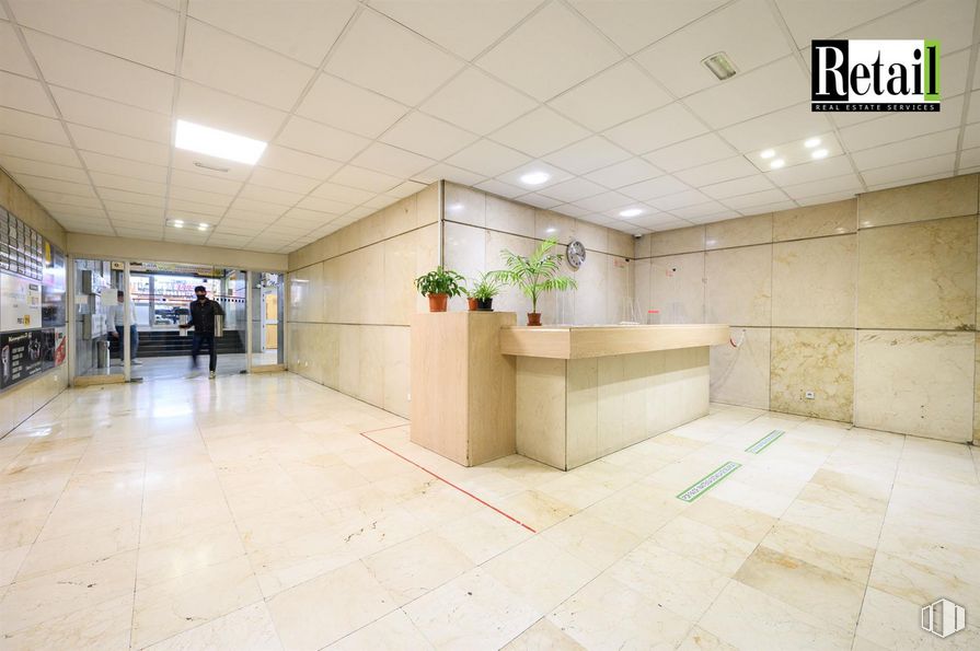 Oficina en alquiler y venta en Calle Montera, Centro, Madrid, 28013 con mueble, edificio, interiorismo, suelos, planta de interior, suelo, pared, hall, planta y casa alrededor