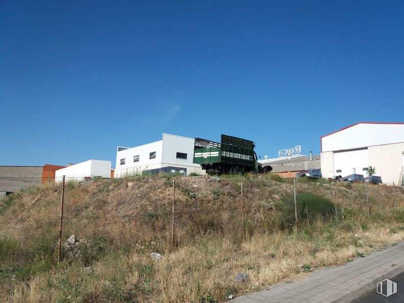 Land for sale at Polígono Industrial El Cerro, Segovia, 40006 with building, sky, plant, slope, land lot, urban design, landscape, grass, residential area and facade around