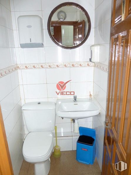 Retail for rent at Zona céntrica, Cuenca, 16004 with toilet, mirror, sink, property, plumbing fixture, toilet seat, bathroom sink, tap, bathroom and purple around