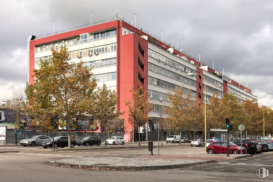 Oficina en alquiler y venta en Edificio Astygi, Calle San Romualdo, 26, San Blas - Canillejas, Madrid, 28037 con coche, edificio, vehículo terrestre, rueda, cielo, vehículo, neumático, nube, ventana y árbol alrededor