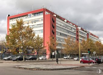 Oficina en alquiler y venta en Edificio Astygi, Calle San Romualdo, 26, San Blas - Canillejas, Madrid, 28037 con coche, edificio, vehículo terrestre, rueda, cielo, vehículo, neumático, nube, ventana y árbol alrededor