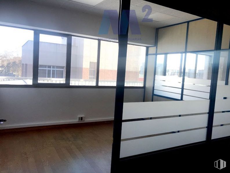 Oficina en alquiler en Polígono Industrial Sur, San Sebastián de los Reyes, Madrid, 28700 con espejo, ventana, edificio, accesorio, sombra, madera, suelo, exterior automotriz, piso y rectángulo alrededor