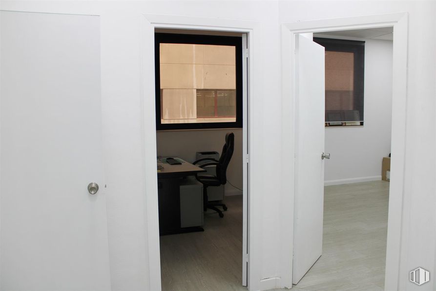 Oficina en alquiler en Calle María Tubau, Fuencarral - El Pardo, Madrid, 28050 con silla, puerta, ventana, mueble, edificio, accesorio, madera, suelo, exterior del automóvil y suelos alrededor