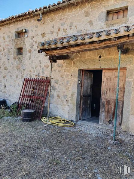 Industrial for sale at Centro urbano, Sotillo de la Adrada, Ávila, 05420 with door, window, property, wood, sky, building, plant, brick, rural area and facade around