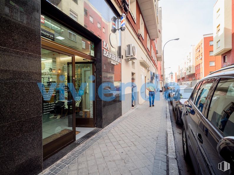 Local en alquiler en Zona Concepción, Ciudad Lineal, Madrid, 28027 con coche, neumático, rueda, edificio, ventana, infraestructura, superficie de la carretera, vehículo, arquitectura y iluminación del automóvil alrededor