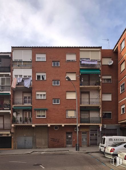 Retail for sale & for rent at Calle Brive, 7, Toledo, 45004 with car, building, cloud, land vehicle, sky, window, wheel, vehicle, urban design and brick around