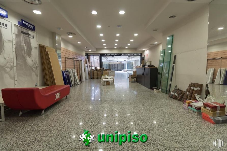 Retail for sale at Zona Salvador, Leganés, Madrid, 28911 with couch, packaged goods, property, architecture, interior design, building, flooring, floor, ceiling and hall around