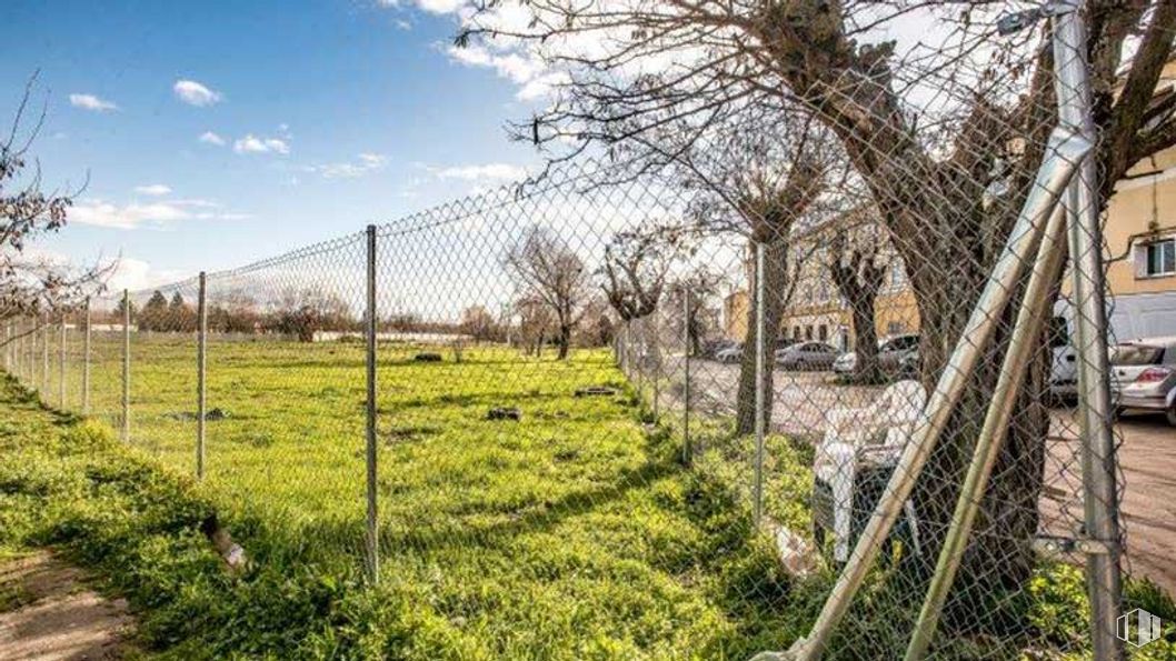 Land for sale at Avenida Aragón - Parcela T.3.5.402, 14, San Blas - Canillejas, Madrid, 28022 with bridge, cloud, sky, plant, tree, fence, natural landscape, branch, land lot and grass around