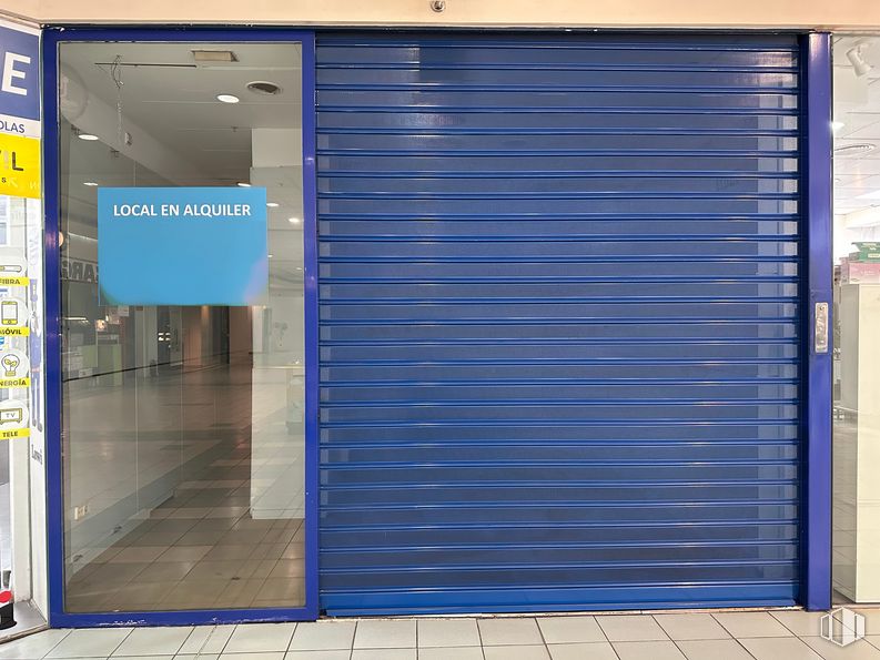 Local en alquiler en Centro Comercial Bulevar Getafe, Calle Isabel Allende, 4, Getafe, Madrid, 28903 con persiana de la ventana, edificio, accesorio, puerta, pared, madera, gas, material compuesto, azul eléctrico y fachada alrededor