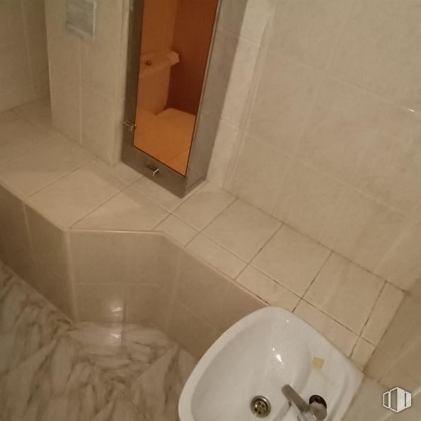 Office for rent at Avenida Constitución, Móstoles, Madrid, 28931 with mirror, sink, brown, property, bathroom, fluid, wood, bathroom sink, plumbing fixture and floor around