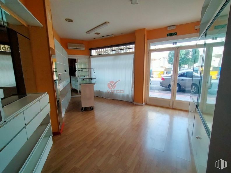 Retail for rent at Avenida Reyes Católicos, Cuenca, 16003 with cabinetry, fixture, wood, floor, flooring, automotive exterior, building, hall, house and vehicle door around