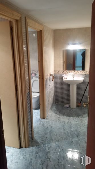 Local en venta en Calle Tenerías, 6, Galapagar, Madrid, 28260 con inodoro, fregadero, marrón, accesorio de fontanería, lavabo de baño, espejo, grifo, baño, edificio y diseño de interiores alrededor