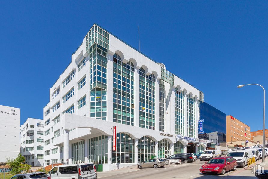 Office for rent at Edificio Arcade, Calle Valentín Beato, 24, San Blas - Canillejas, Madrid, 28037 with car, building, sky, wheel, tire, vehicle, infrastructure, street light, urban design and tower block around