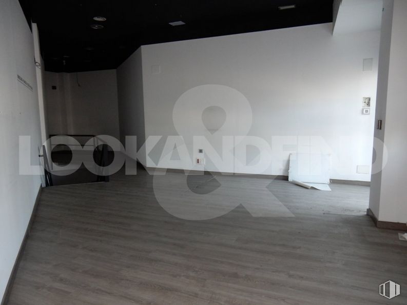 Retail for sale & for rent at Avenida de Europa, Toledo, 45003 with building, wood, interior design, flooring, grey, floor, automotive design, laminate flooring, hardwood and wood stain around