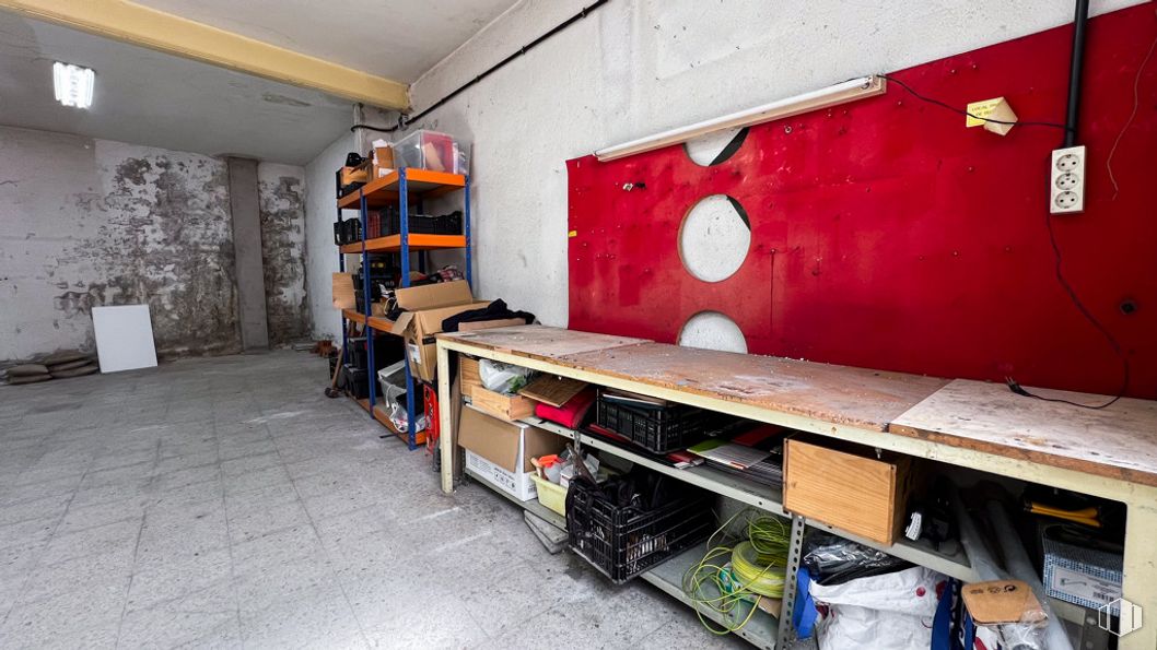 Retail for sale at Calle Nueva, Guadarrama, Madrid, 28440 with furniture, property, vehicle, wood, floor, building, flooring, motor vehicle, engineering and machine around