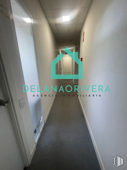 Oficina en alquiler en La Marazuela, Las Rozas de Madrid, Madrid, 28230 con edificio, accesorio, pared, puerta, suelo, simetría, techo, transporte público, vidrio y aluminio alrededor