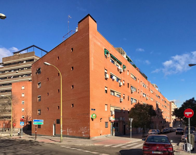 Retail for sale at Calle Concejo de Teverga, 21, Puente de Vallecas, Madrid, 28053 with car, building, street light, sky, cloud, vehicle, urban design, condominium, house and neighbourhood around