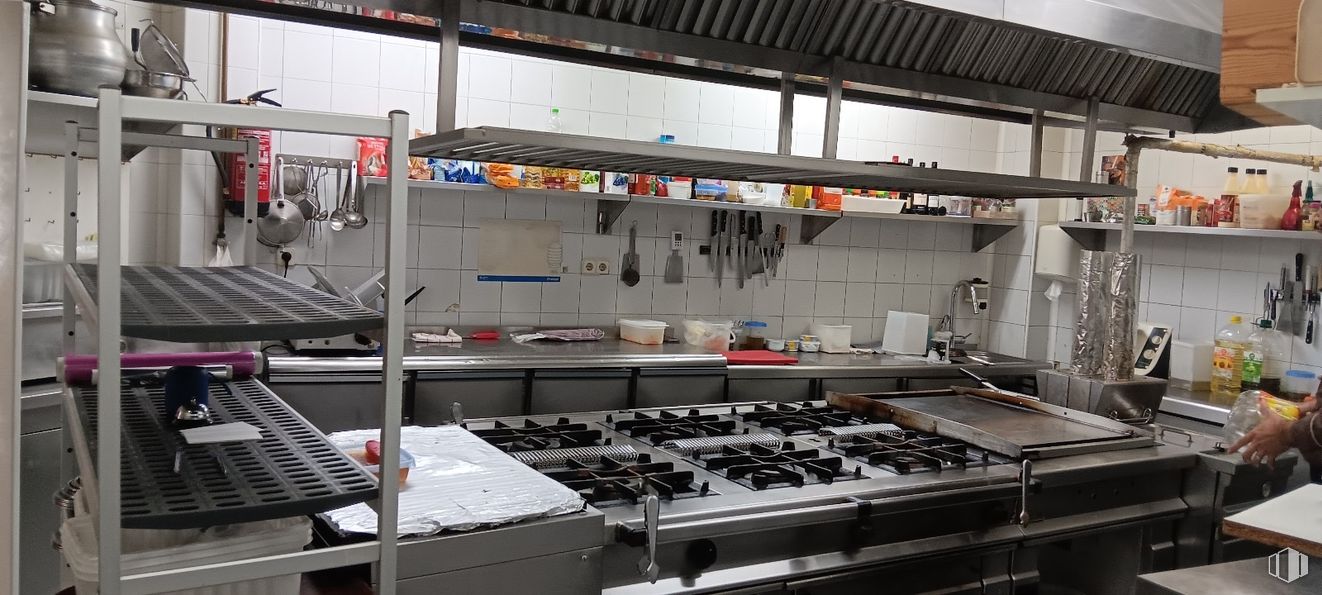 Retail for sale at Calle Amapola, Tres Cantos, Madrid, 28760 with automotive design, building, gas, engineering, machine, factory, kitchen appliance, office equipment, metal and room around