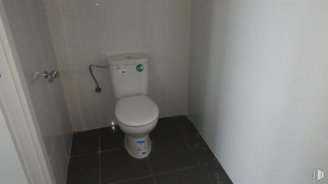 Local en alquiler en Zona centro, Mejorada del Campo, Madrid, 28840 con inodoro, asiento del inodoro, accesorios de fontanería, cuarto de baño, morado, fluido, fontanería, suministro doméstico, agua y suelos alrededor