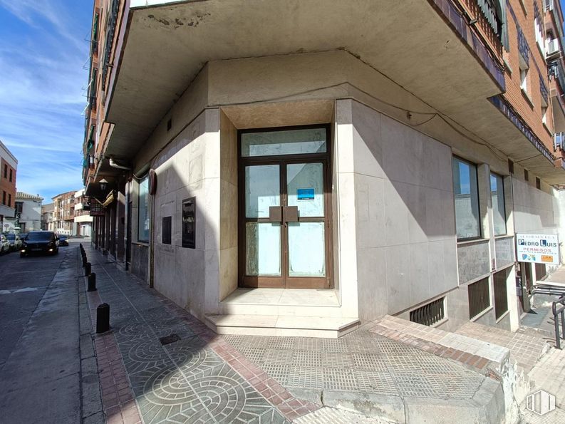 Retail for sale at Calle Ciudad de Martos, Mora, Toledo, 45400 with door, window, building, sky, urban design, road surface, wood, facade, residential area and shade around