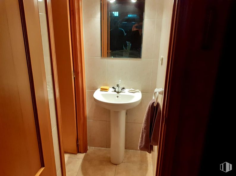 Retail for sale at Calle Juan Álvarez Mendizábal, 29, Moncloa - Aravaca, Madrid, 28008 with sink, towel, wall, wood, flooring, floor, plumbing fixture, bathroom sink, bathroom and interior design around