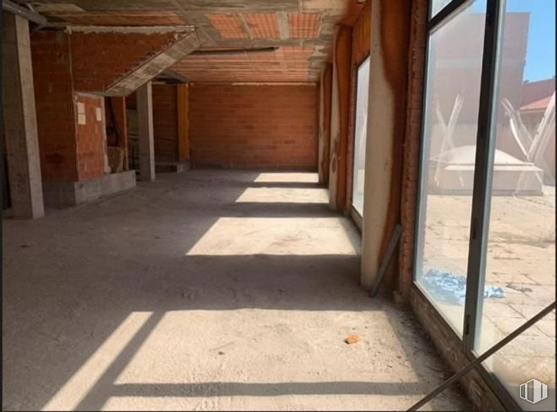 Retail for sale at Calle Pez, Azuqueca de Henares, Guadalajara, 19200 with wood, fixture, floor, flooring, line, hall, composite material, tints and shades, shade and building material around